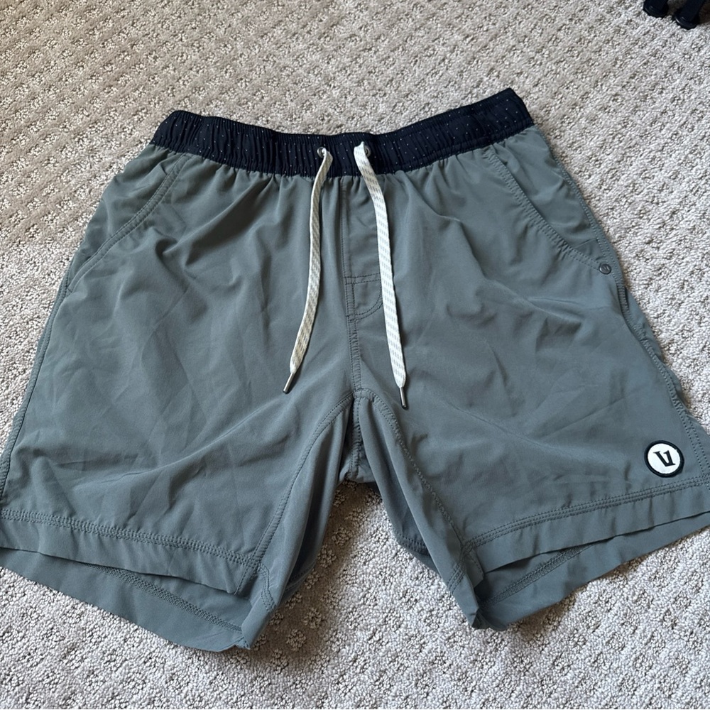 Vuori Kore Shorts Mens Small gray Pocket Performance Athletic Stretch 7" Inseam